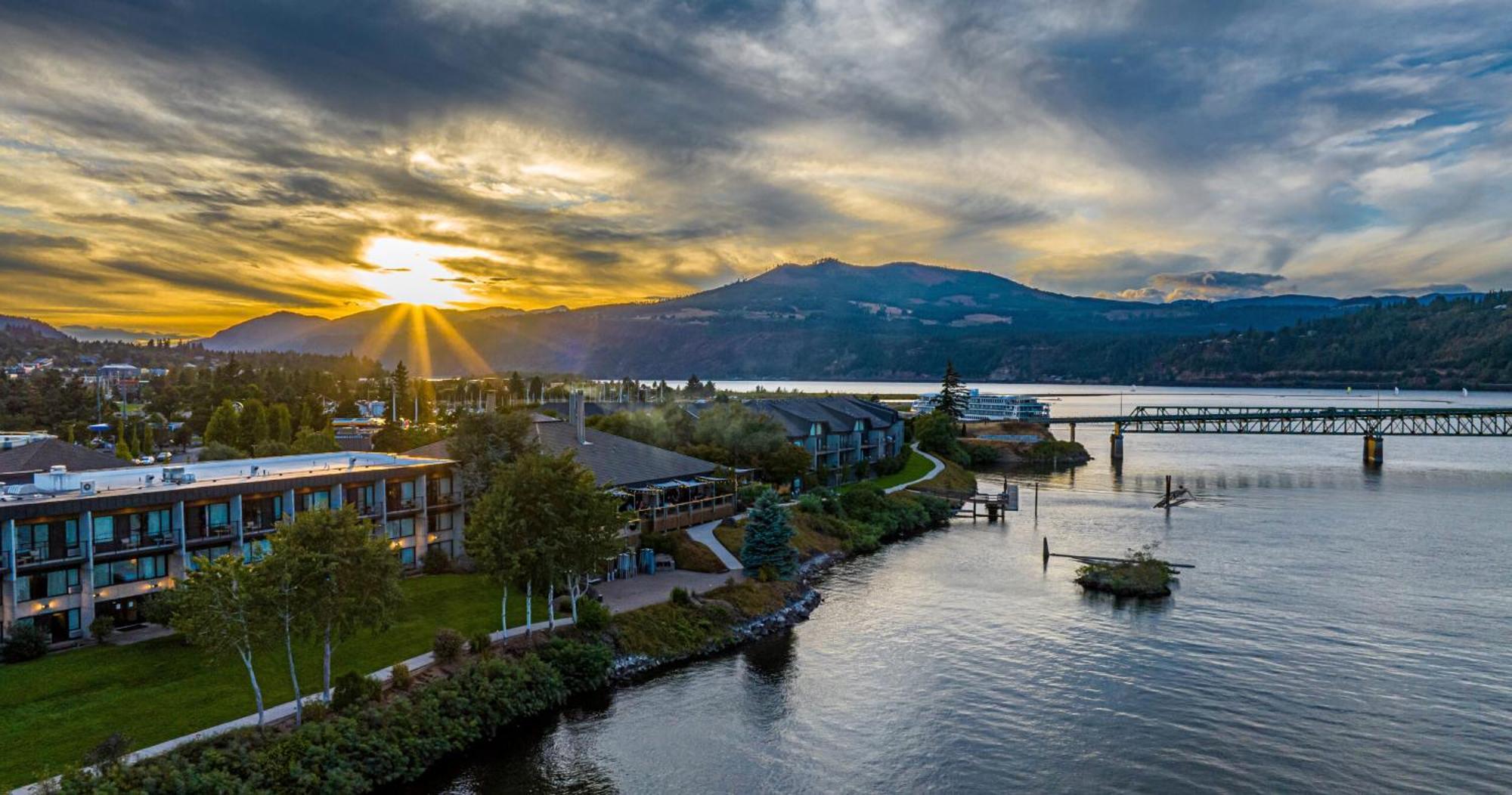 Best Western Plus Hood River Inn Exterior photo